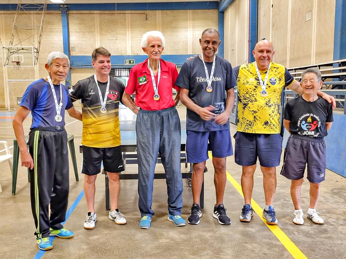 ‘Seu’ Nestor (de vermelho) com a medalha no peito (Divulgação)