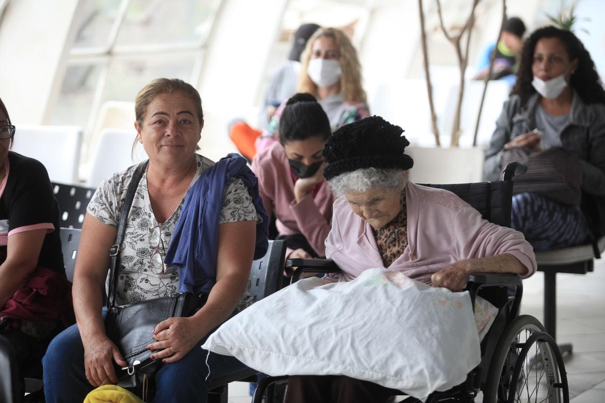 Luzia Delvas, 53 anos, acompanhava a mãe Celci Aguiar, de 83 anos, que utiliza cadeira de rodas, na Unidade de Pronto Atendimento (UPA) Campo Grande; Delvas confirmou a legitimidade da greve e expressou apoio à causa dos profissionais de enfermagem, apesar da espera de 40 minutos pelo atendimento (Kamá Ribeiro)