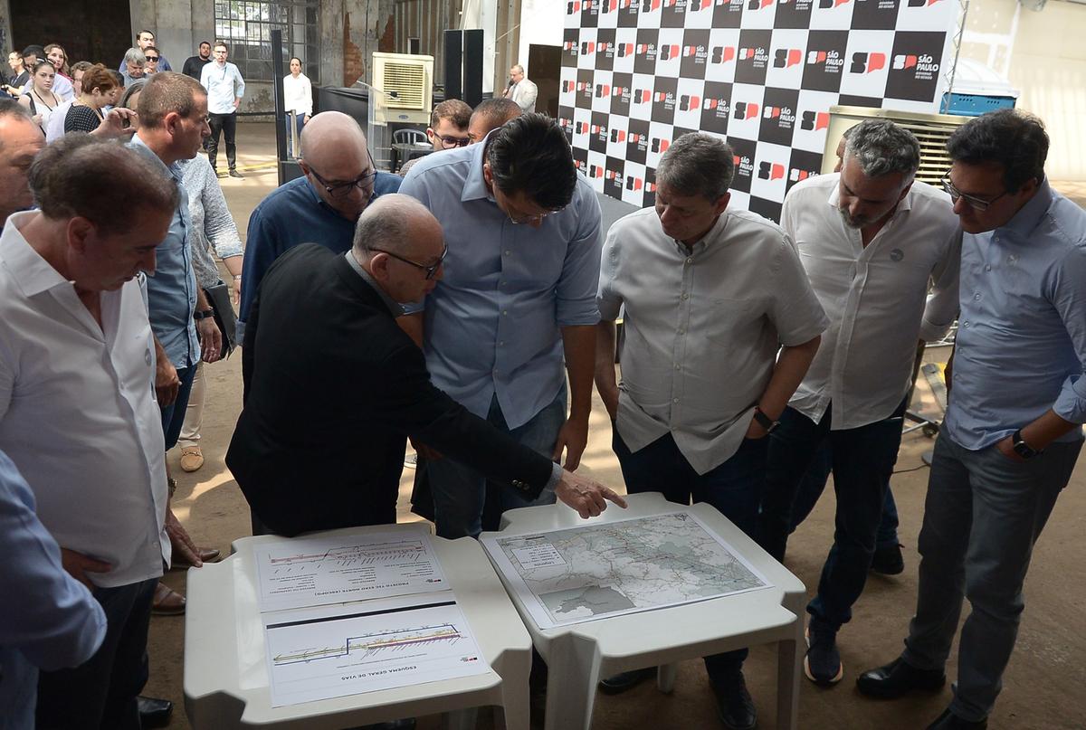 Governador Tarcísio de Freitas e outras figuras políticas estiveram em Campinas para o lançamento do novo edital do Trem Intercidades; leilão está marcado para o dia 29 de fevereiro de 2024 (Alessandro Torres)