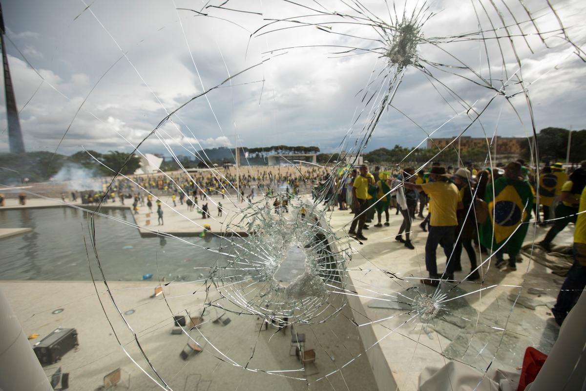 Imagem mostra vidraça do Palácio do Planalto quebrada pelos manifestantes em 8 de janeiro, com a rampa da sede do Executivo ao fundo: dos 12 condenados pelos atos golpistas, dois são moradores da região de Campinas (Joedson Alves/Agencia Brasil)