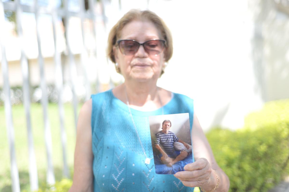 No dia 23 de maio deste ano, Dona Dalva, de 75 anos, saiu cedinho para a sua caminhada matinal e quando voltou para casa não encontrou mais o seu marido, Mauro Megenário Júnior, também com 75 anos, que saiu sem documentos e dinheiro e até agora encontra-se desaparecido (Alessandro Torres)