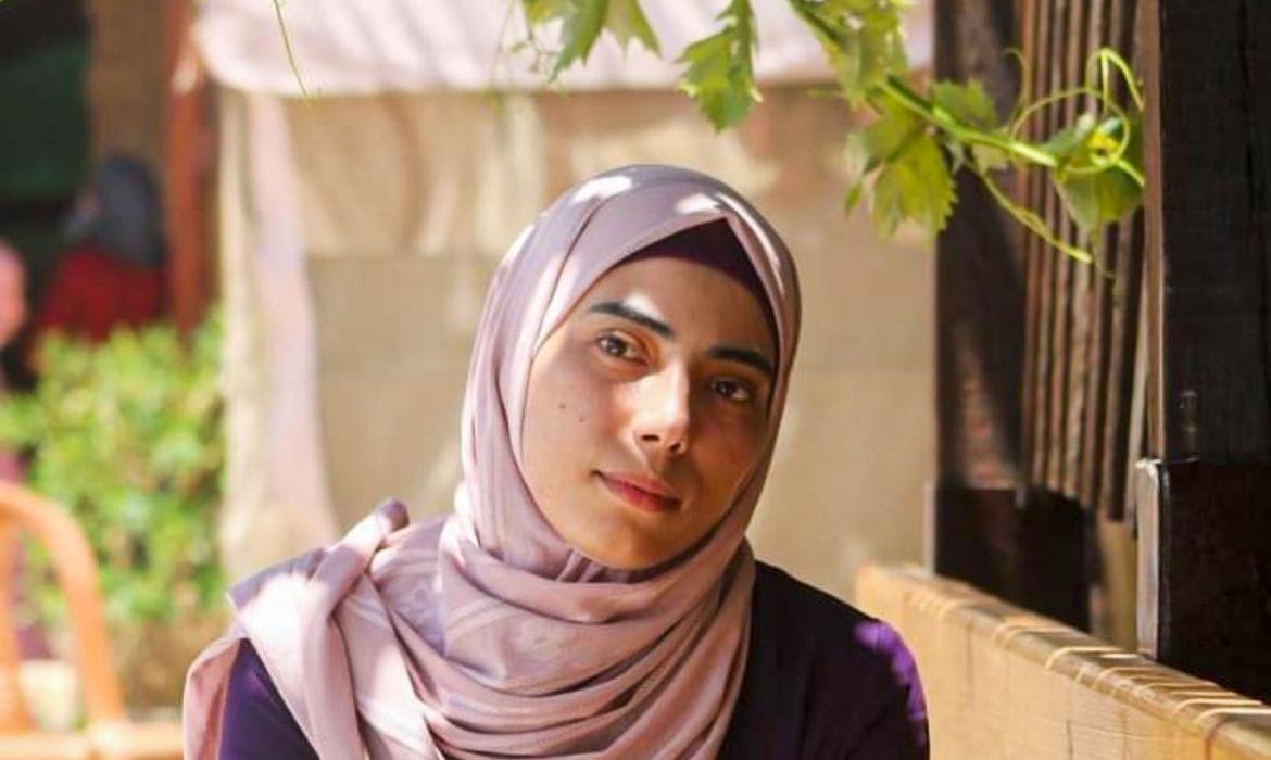 Poeta feminista palestina morre aos 32 anos durante bombardeio em Gaza (Abdalhadi Alijla/ X)