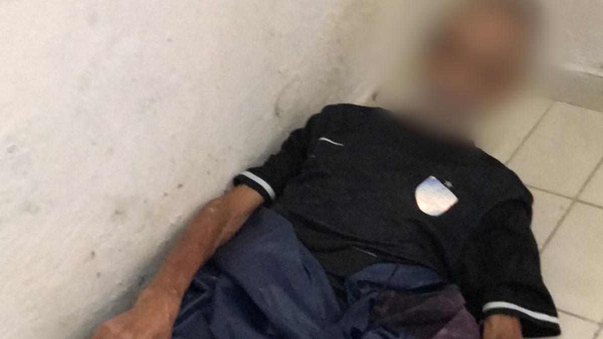 O aposentado de 74 anos foi encontrado deitado no chão frio, enrolado em um colchão inflável esvaziado (Divulgação)