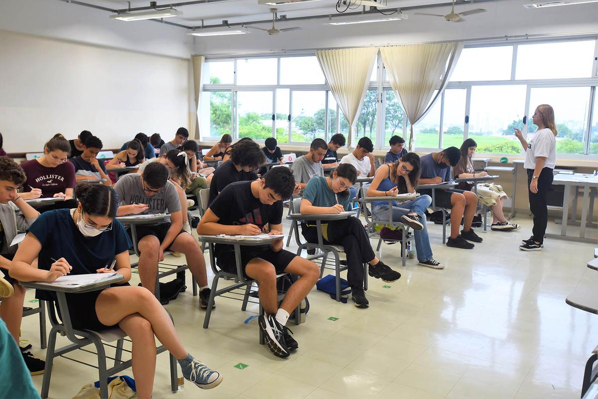 Para equilibrar o desejo de entrar na universidade com a saúde mental, é importante evitar uma auto cobrança exacerbada e encarar o momento como parte de um processo longo de aprendizagem; para o estudo ‘em cima da hora’, o ideal é revisar conteúdos que costumam cair nas provas (Divulgação)
