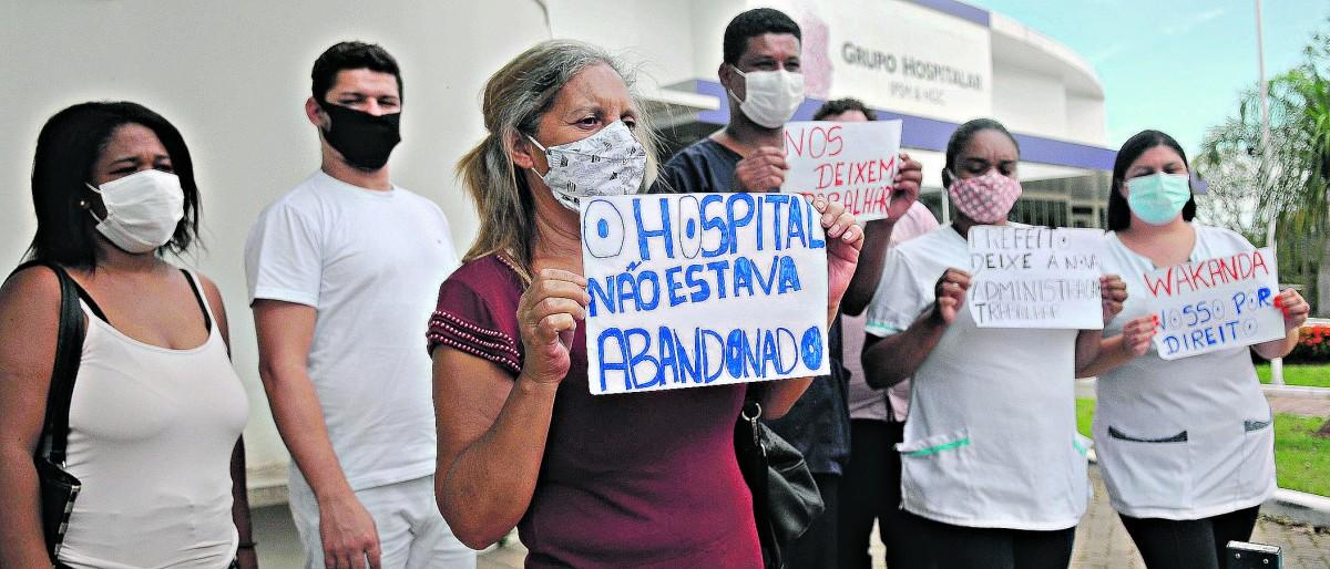 Funcionários do Hospital Metropolitano, requisitado administrativamente pela Prefeitura de Campinas, protestam diante da unidade: críticas à ação da Administração e medo de desemprego (Diogo Zacarias/ Correio Popular)