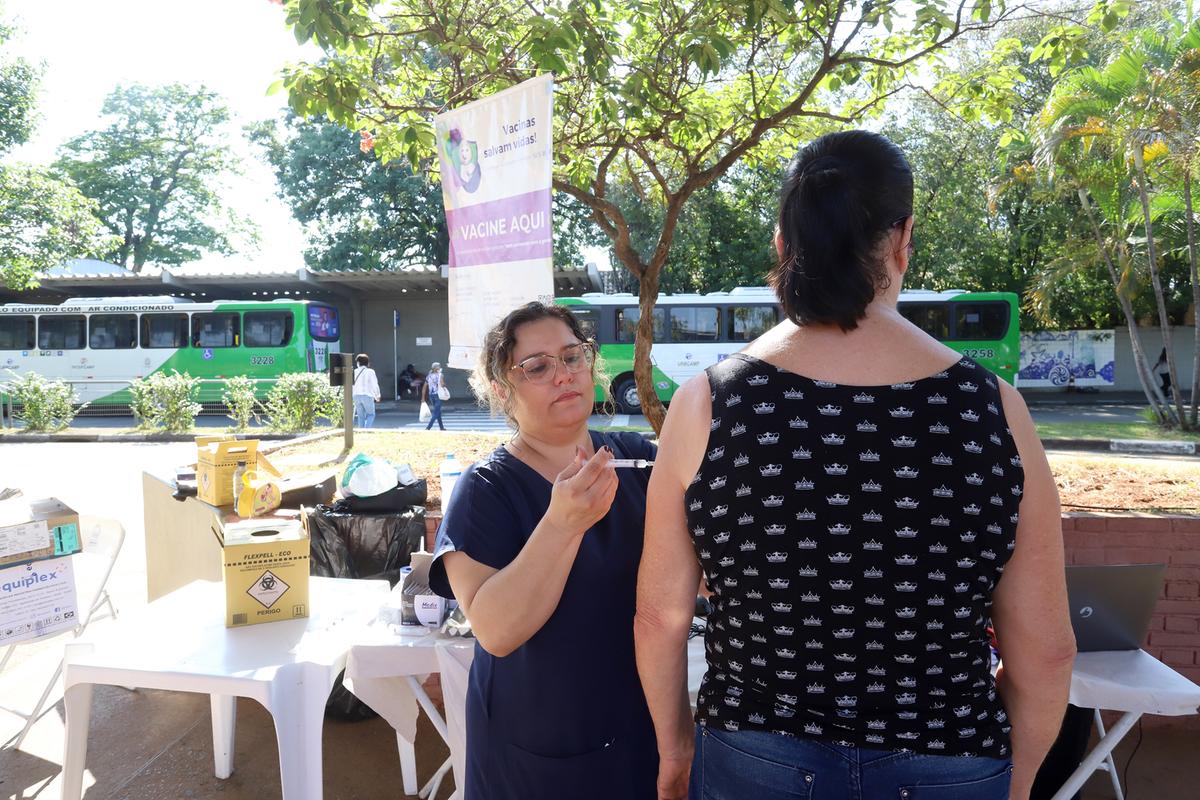 Passageira do transporte coletivo recebe vacina no Terminal de Barão Geraldo (Fernanda Sunega/ PMC)