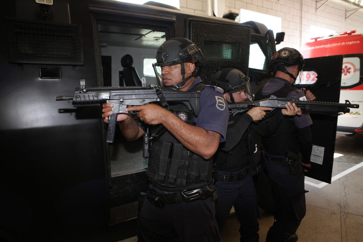 A operação do blindado exige que 20 agentes passem por um treinamento especializado, distinto do restante da corporação; além de conduzir o "caveirão", termo utilizado no jargão policial, esses agentes também empregarão armamento de grosso calibre e equipamentos táticos de alta segurança, como os capacetes balísticos com viseiras (Rodrigo Zanotto)