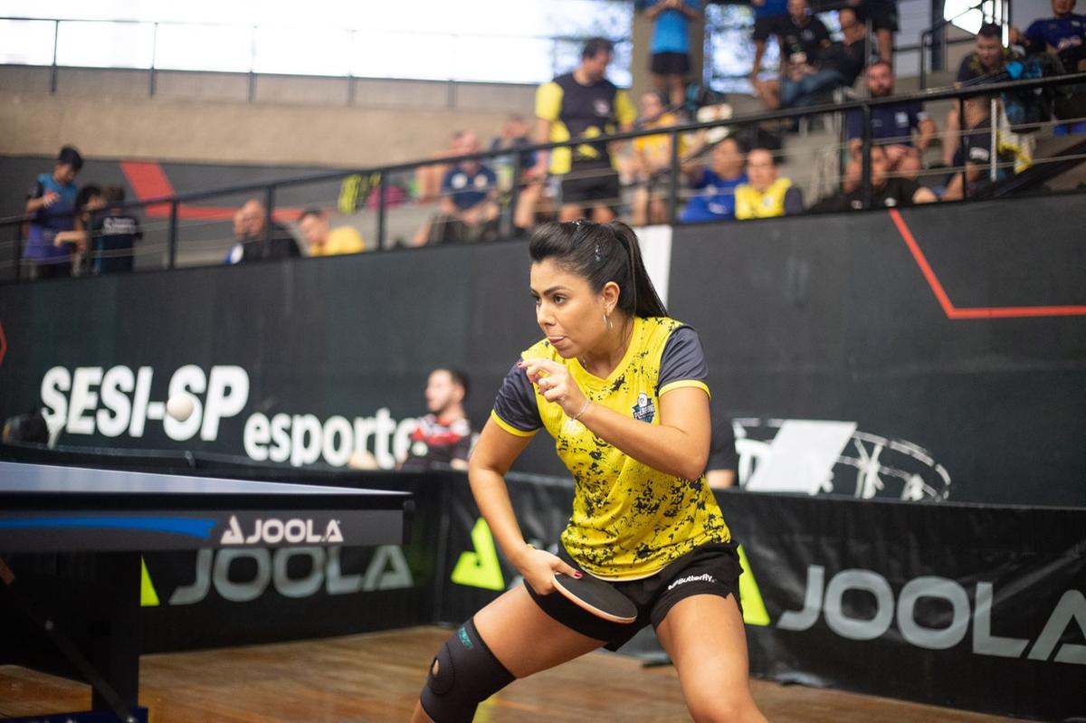 Janderry Angélica em ação: mesatenista vendia pasteis para pagar os torneios e hoje é campeã brasileira (Divulgação)