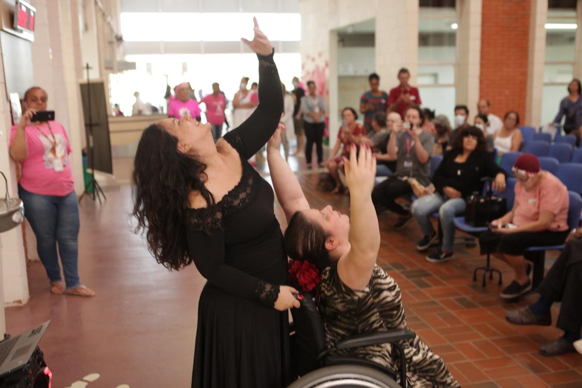 Keyla não poupou esforços para fazer uma apresentação de dança junto com uma aluna em evento do Outubro Rosa para as pacientes do Caism (Rodrigo Zanotto)