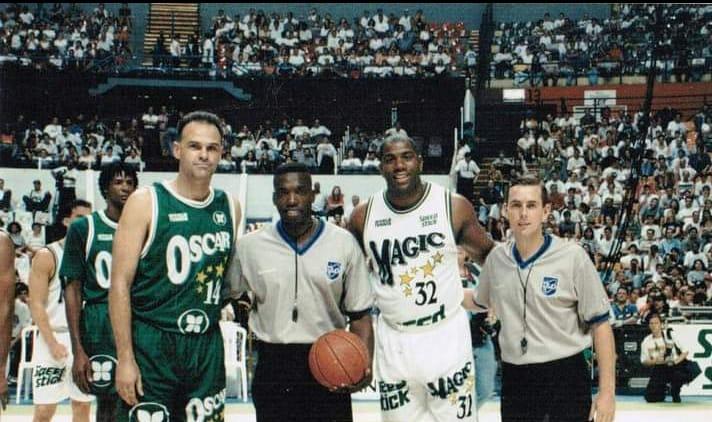 Pacheco entre duas feras, Oscar e Magic Johnson (Divulgação)