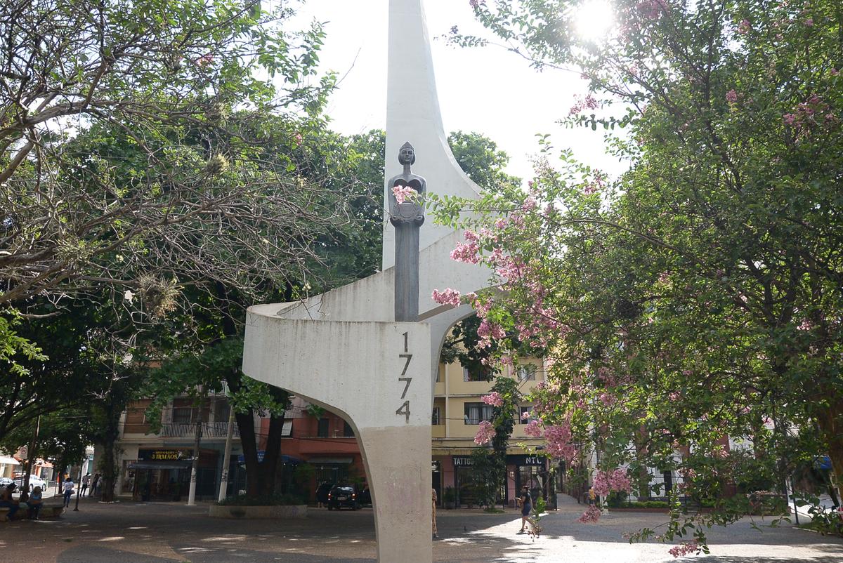 Monumento em homenagem ao bicentenário da cidade de Campinas, no Largo das Andorinhas: espaço público é alvo constante de vandalismo (Alessandro Torres)