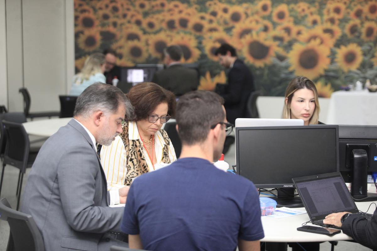 Reunião de conciliação trabalhista; método consiste em buscar soluções ágeis de conflitos laborais, de modo a evitar a instalação de procedimentos judiciais (Kamá Ribeiro)
