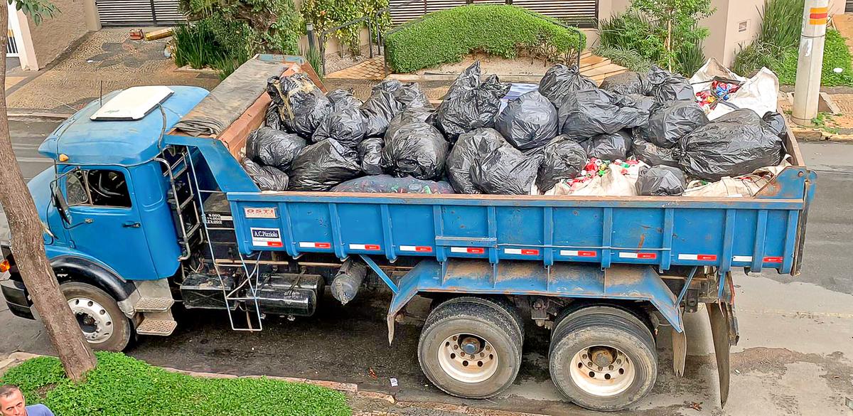 Os comerciantes do Cambuí alugaram caminhões para remover os materiais recicláveis acumulados durante anos por Francisco Rocha, que é morador antigo do bairro (Divulgação)