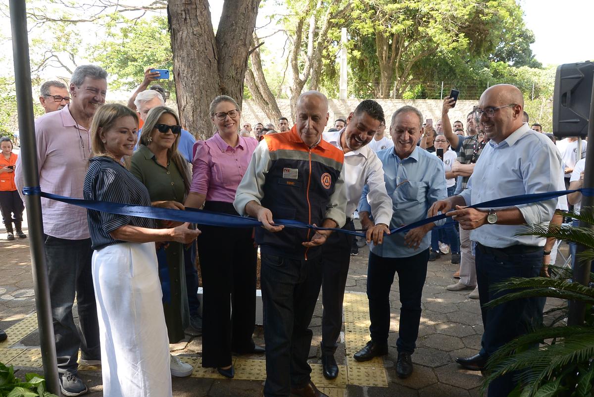 O prefeito de Campinas, Dário Saadi (Republicanos), participou da cerimônia de inauguração do espaço ao lado de vereadores, secretários municipais e do diretor da Defesa Civil de Campinas, Sidnei Furtado (ao centro) (Alessandro Torres)