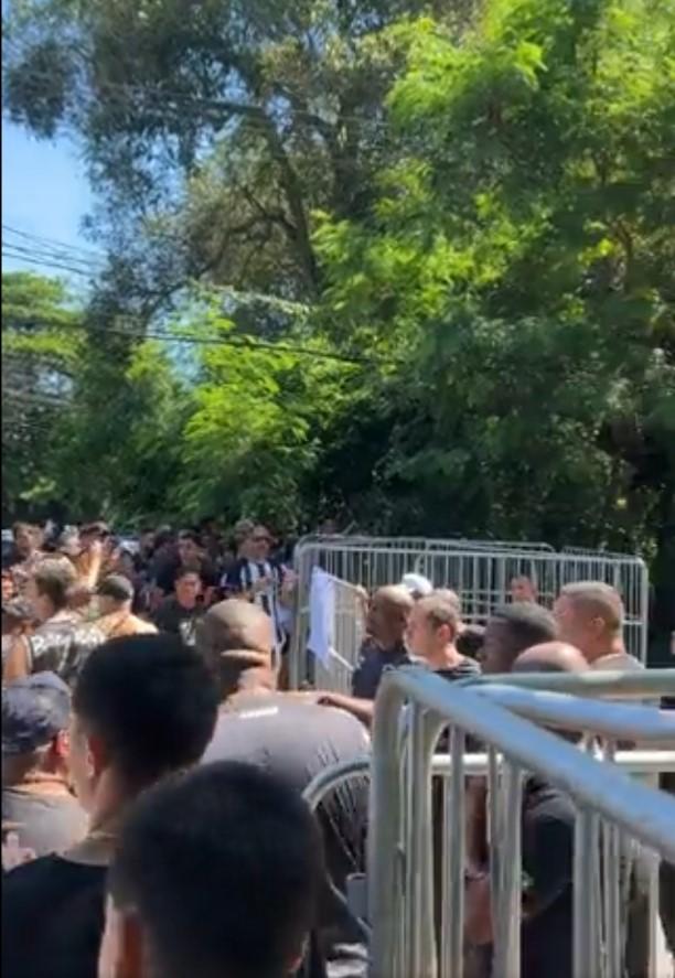 Protesto de torcedores do Botafogo (Reprodução/ Twitter)