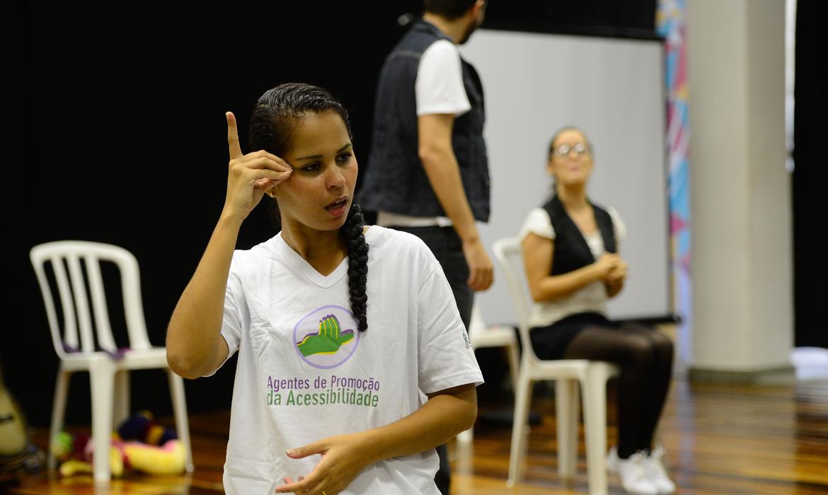 Intérprete de libras (Fernando Frazão/Agência Brasil)