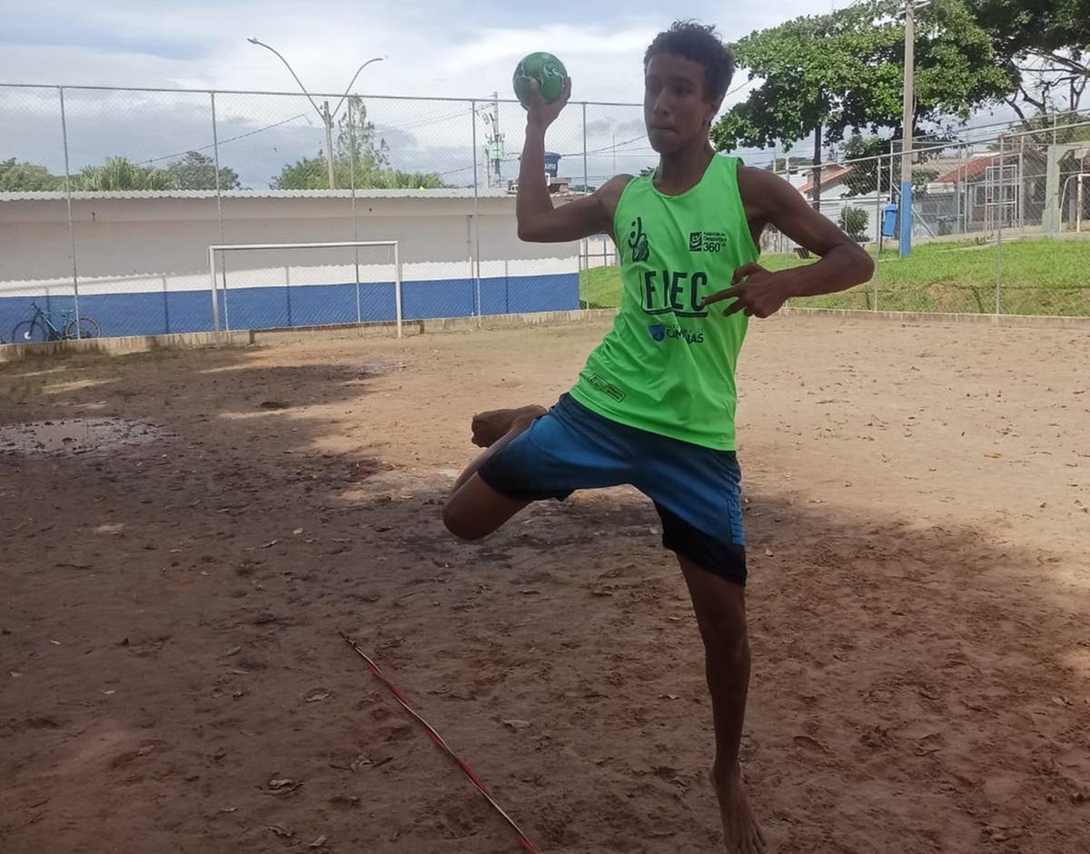 Cauã, de 15 anos, começou no projeto social e hoje integra o time juvenil (Divulgação)