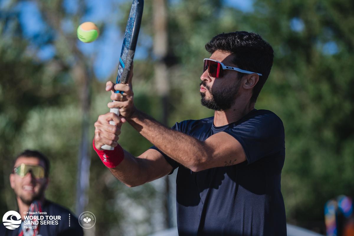 Hugo Russo tem 28 anos e é profissional do beach tennis desde 2019 (Divulgação)