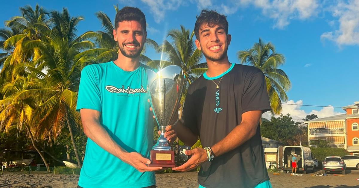 Hugo Russo ao lado de Leonardo Branco na conquista do BT 200 da Martinica, no Caribe, no início de novembro (Divulgação)