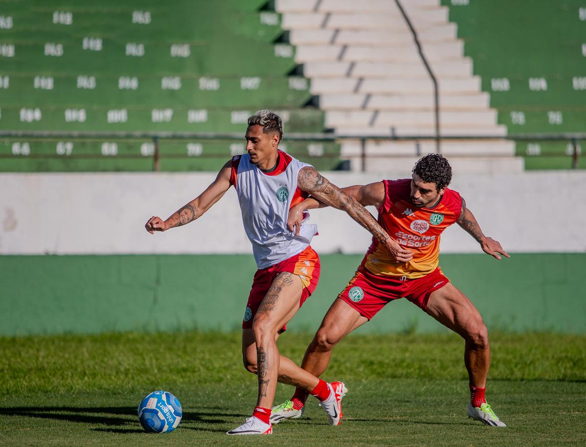 Derek e Bruno Mendes: jejum de gols do time dura quatro jogos (Divulgação/Guarani FC)