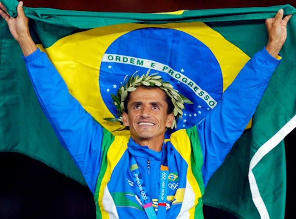 Vanderlei Cordeiro de Lima ficou com o bronze na maratona na Olimpíada de 2004 depois de ser interceptado por um invasor que quase o tirou da prova (COB)