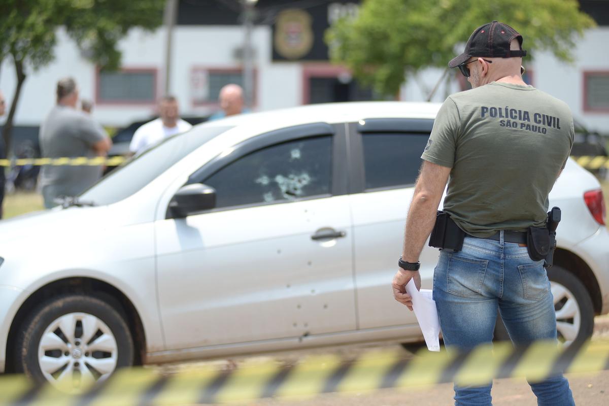 Carro foi atingido por uma série de disparos de metralhadora em frente à delegacia de Hortolândia (Alessandro Torres)