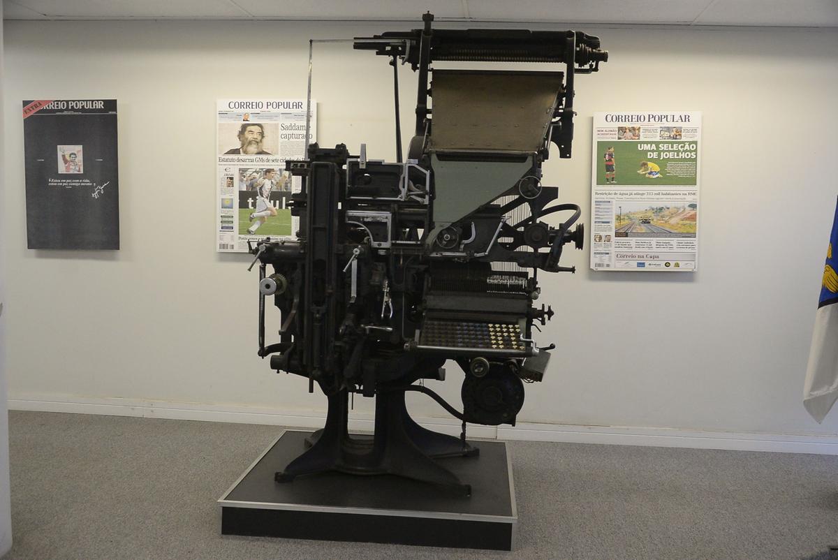 Máquina linotipo, que por décadas imprimiu o jornal e atualmente está disponibilizada na recepção do prédio (Alessandro Torres)