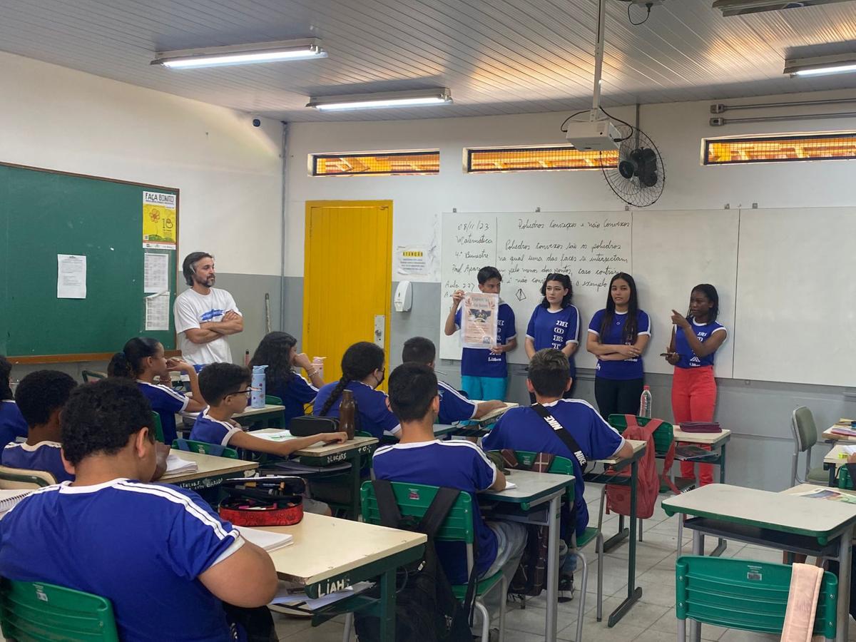 Integrantes do Grêmio Estudantil da Escola Estadual Luiz Gonzaga Horta Lisboa foram de classe em classe para falar sobre a campanha e a importância da reciclagem das esponjas (Divulgação)