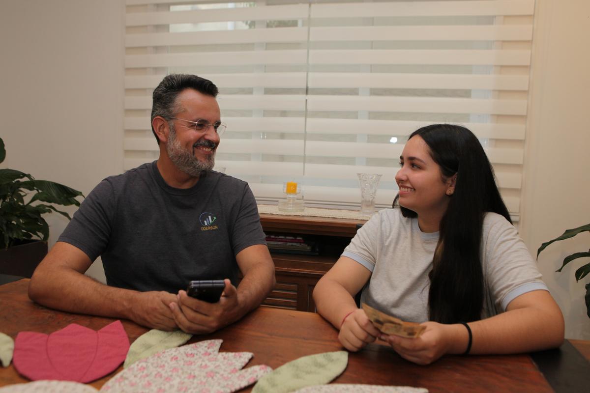 Para o pai, que é assessor de investimentos, a mudança foi educativa desde que adotou essa maneira de dar mesada à filha Luna, de 14 anos (Rodrigo Zanotto)