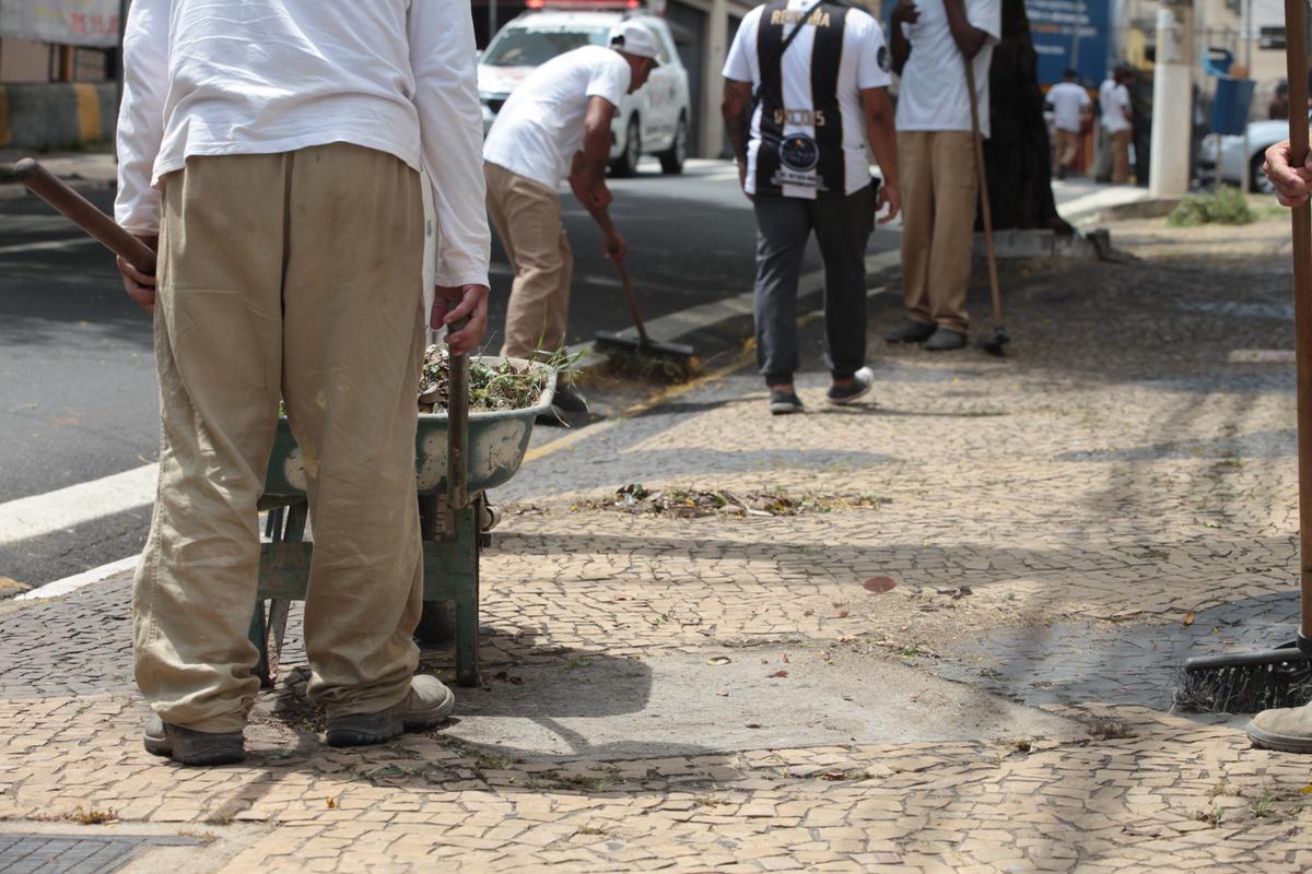 Presos do regime semiaberto prestam serviço de varrição de ruas em Campinas; esquema criminoso foi descoberto por policiais do Baep (Rodrigo Zanotto)