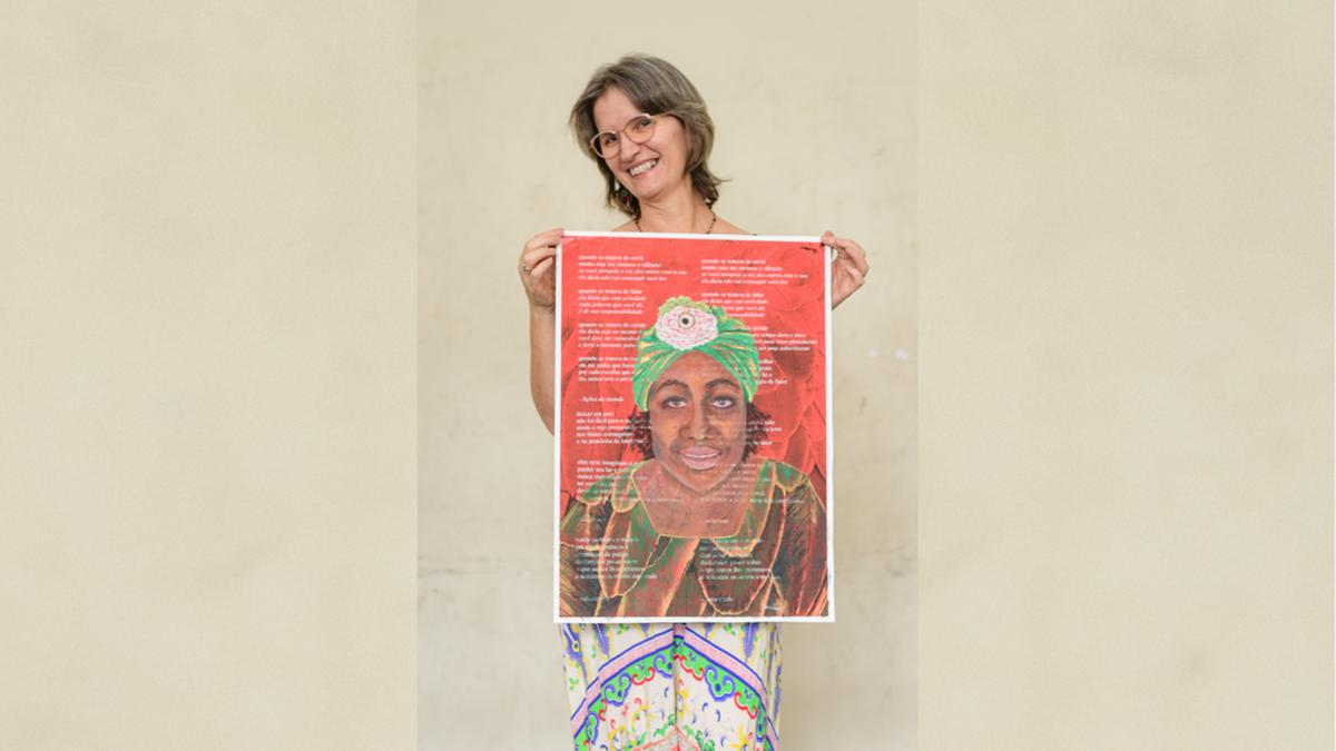 Dalila Zanon com obra que integra sua mostra: inpiração em histórias de alunas refugiadas e migrantes que frequentam a EJA (Fabiana Ribeiro)