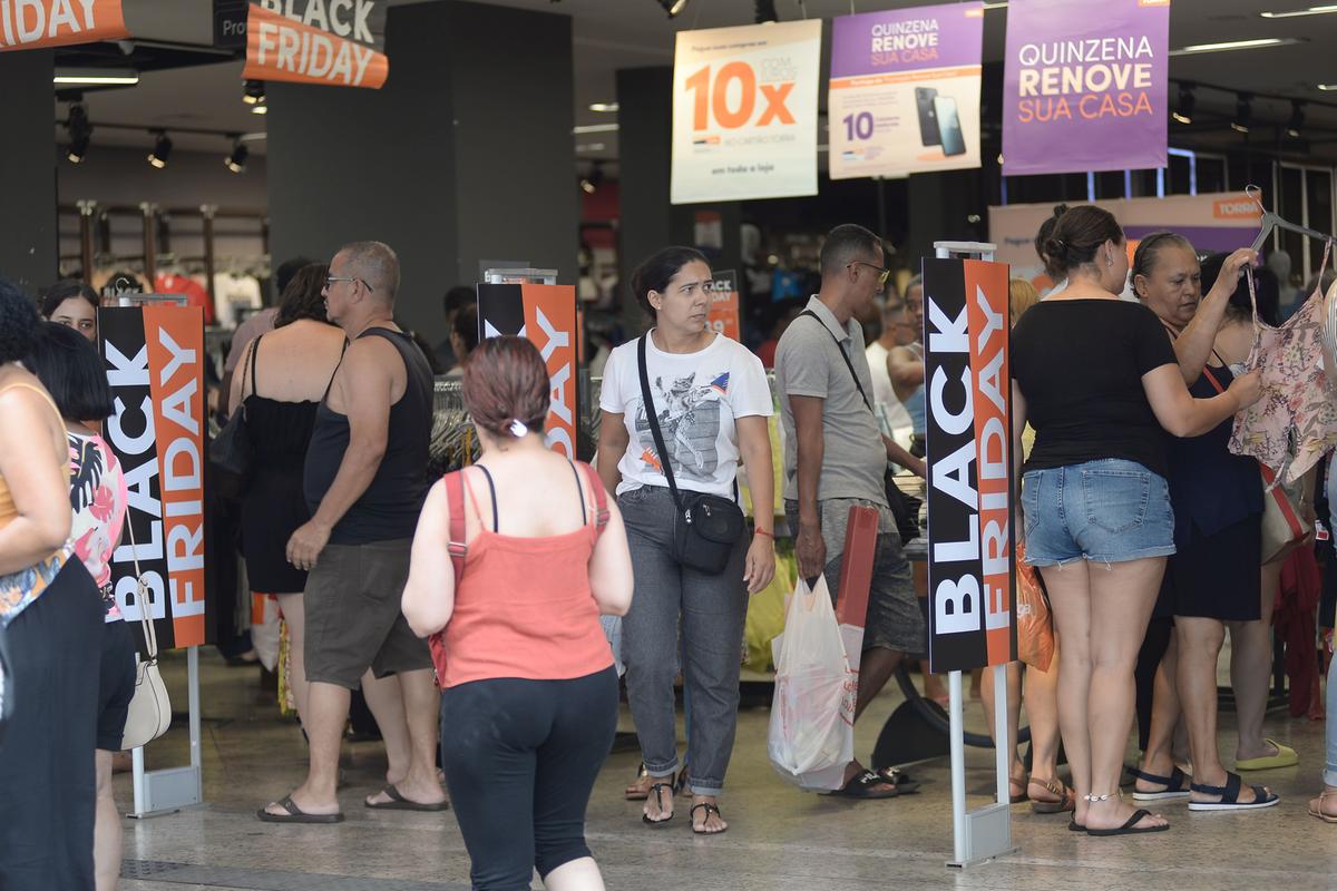 Mesmo com o forte calor em Campinas, população ocupou as ruas do Centro da cidade em busca de ofertas; em alguns locais, a Black Friday virou semana e já está em andamento (Alessandro Torres)