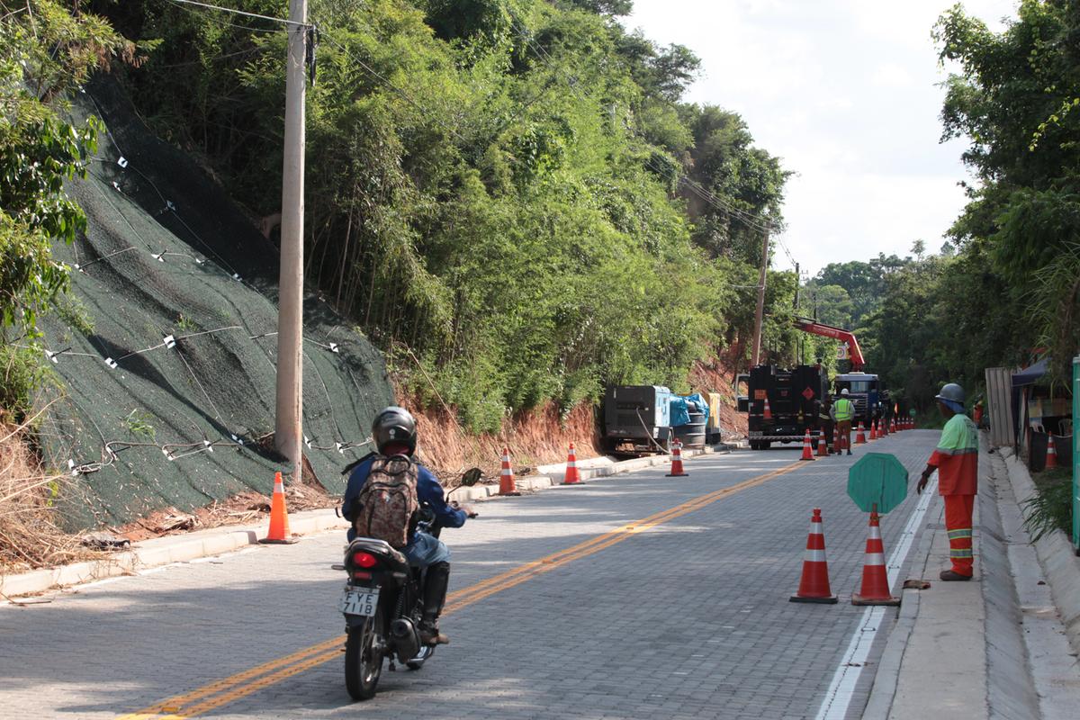 Bloquetes de concreto intertravados, que permitem o escoamento da água da chuva, foram colocados em 2,7 km da via; estrada também recebeu 1 quilômetro de rede de drenagem (Rodrigo Zanotto)