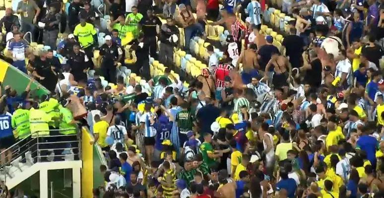 Confusão entre brasileiros, argentinos e policiais nas arquibancadas do Maracanã (Reprodução/Globo)
