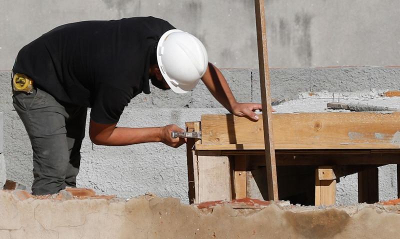 Rio de Janeiro - Trabalhadores da construção civil, operários reformam telhado de imóvel em obras no Centro do Rio. (Fernando Frazão/Agência Brasil) (Fernando Frazão/Agência Brasil)