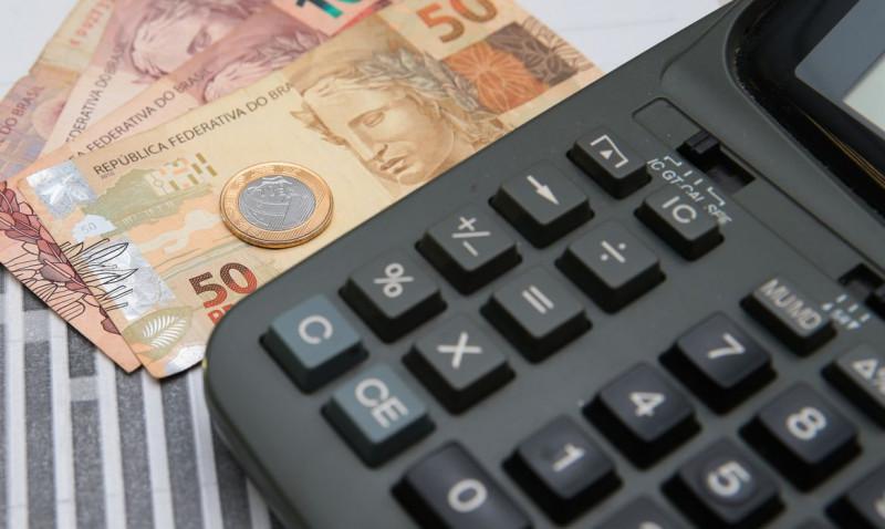 Economia, Moeda Real,Dinheiro, Calculadora (Marcello Casal JrAgência Brasil)