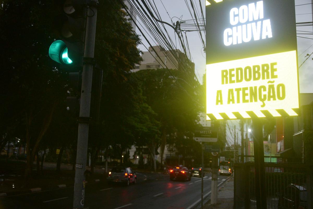 Painel de led recentemente instalado no cruzamento da Rua Conceição com a Avenida Júlio de Mesquita, fornecendo aos motoristas um alerta sobre o potencial risco de alagamento na região devido às chuvas (Alessandro Torres)