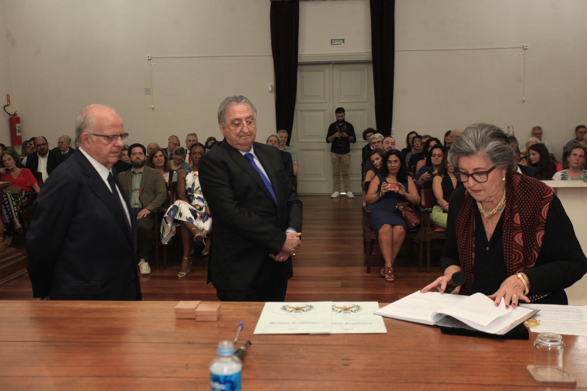 A vice-presidente da ACL Ana Maria Melo Negrão, junto aos novos membros, no final da cerimônia de posse: a última da instituição em 2023 (Kamá Ribeiro)