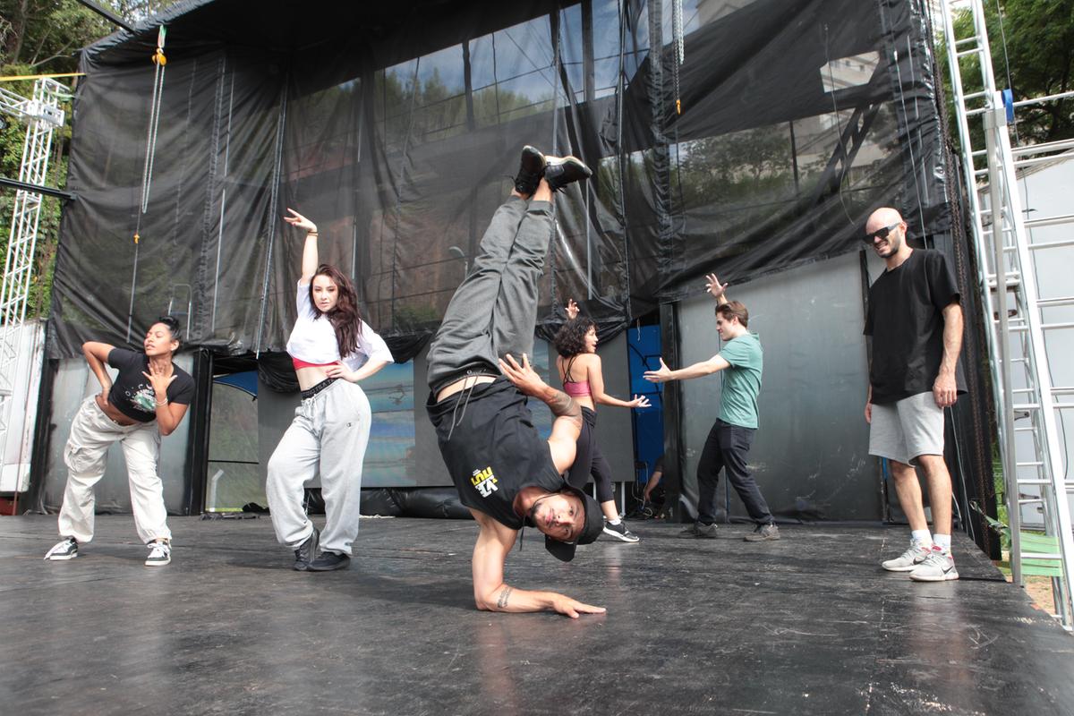 Artistas participam de ensaio do espetáculo natalino na Carreta Encantada, estacionada na Pedreira do Chapadão; palco itinerante percorrerá vários bairros de Campinas (Rodrigo Zanotto)