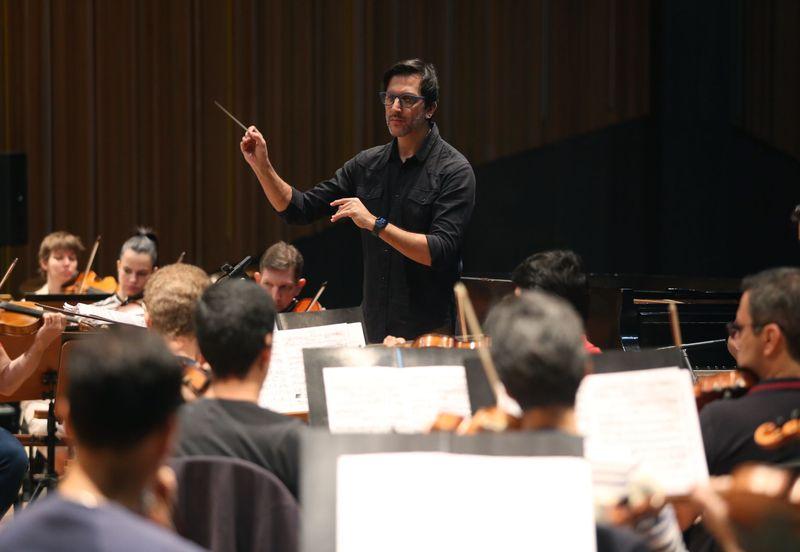 O maestro Carlos Prazeres comandará a OSMC na apresentação com foco na música erudita, mas também com espaço no repertório para canções sertanejas, de MPB e rock conhecidas do grande público (Adriano Rosa)