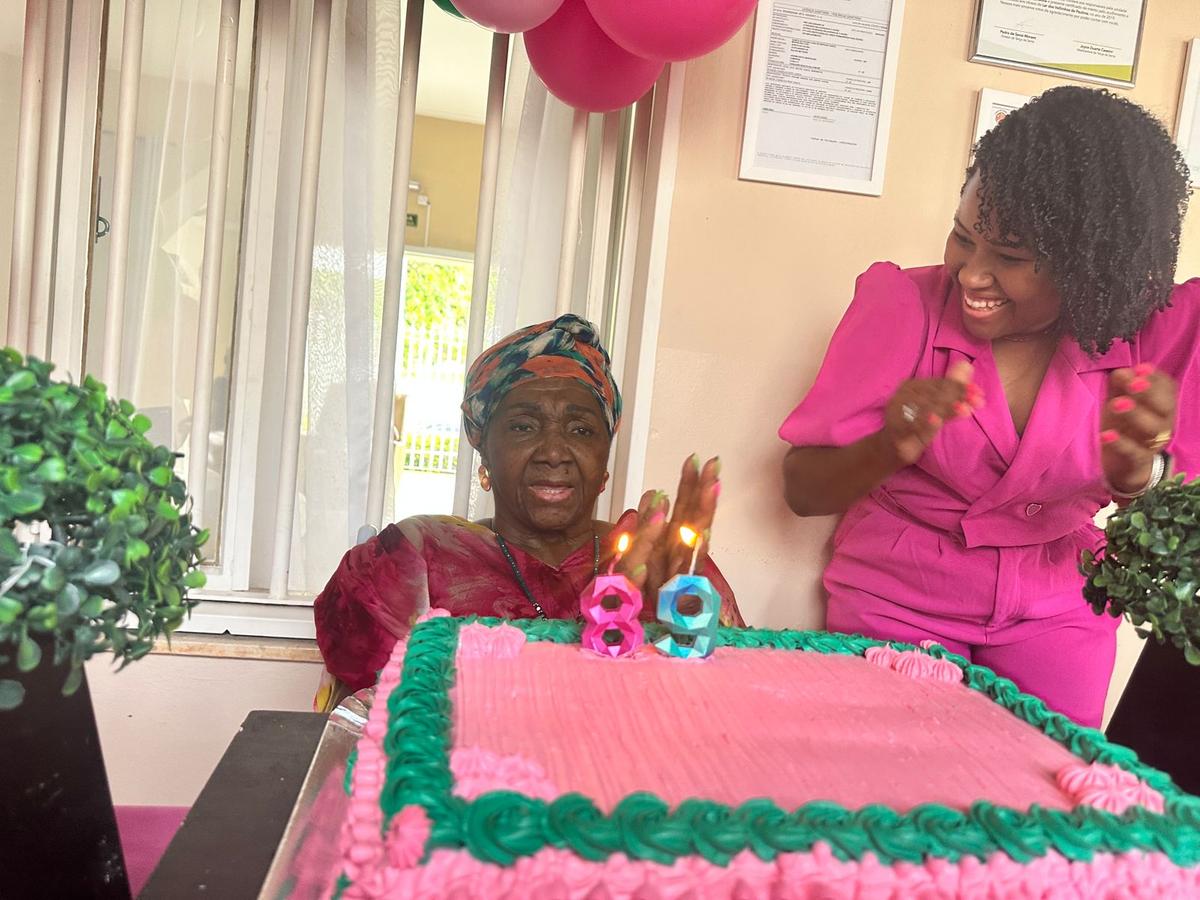 Odette celebra seu aniversário de 89 anos em festa organizada pela sobrinha Nayara na casa de repouso onde passou seus últimos meses de vida (Divulgação)