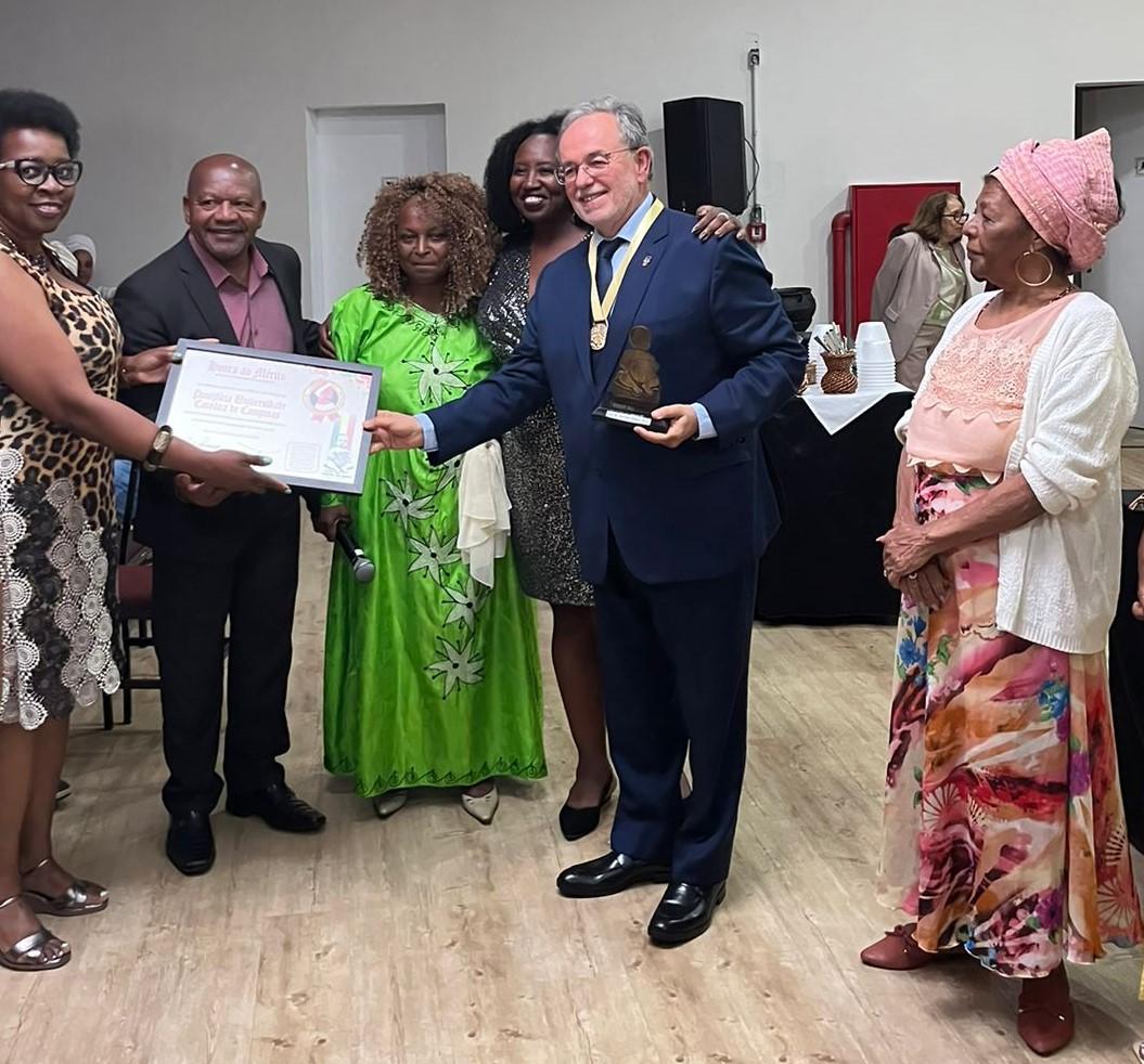 Reitor recebeu medalha após ações antirracistas na Universidade (Divulgação/PUC-Campinas)