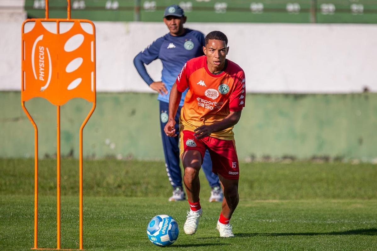 O lateral-esquerdo Yan é uma das promessas que integram o elenco profissional (Thomaz Marostegan/Guarani FC)