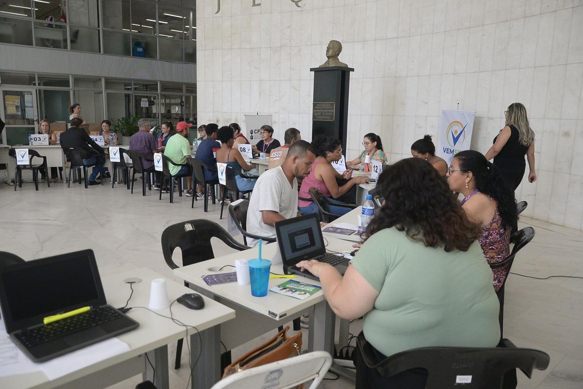 Artur Orsi, secretário de Trabalho e Renda, destacou a possibilidade de o candidato passar por entrevista no próprio local, uma novidade na edição deste ano; próximo feirão deve acontecer em fevereiro de 2024 (Alessandro Torres)