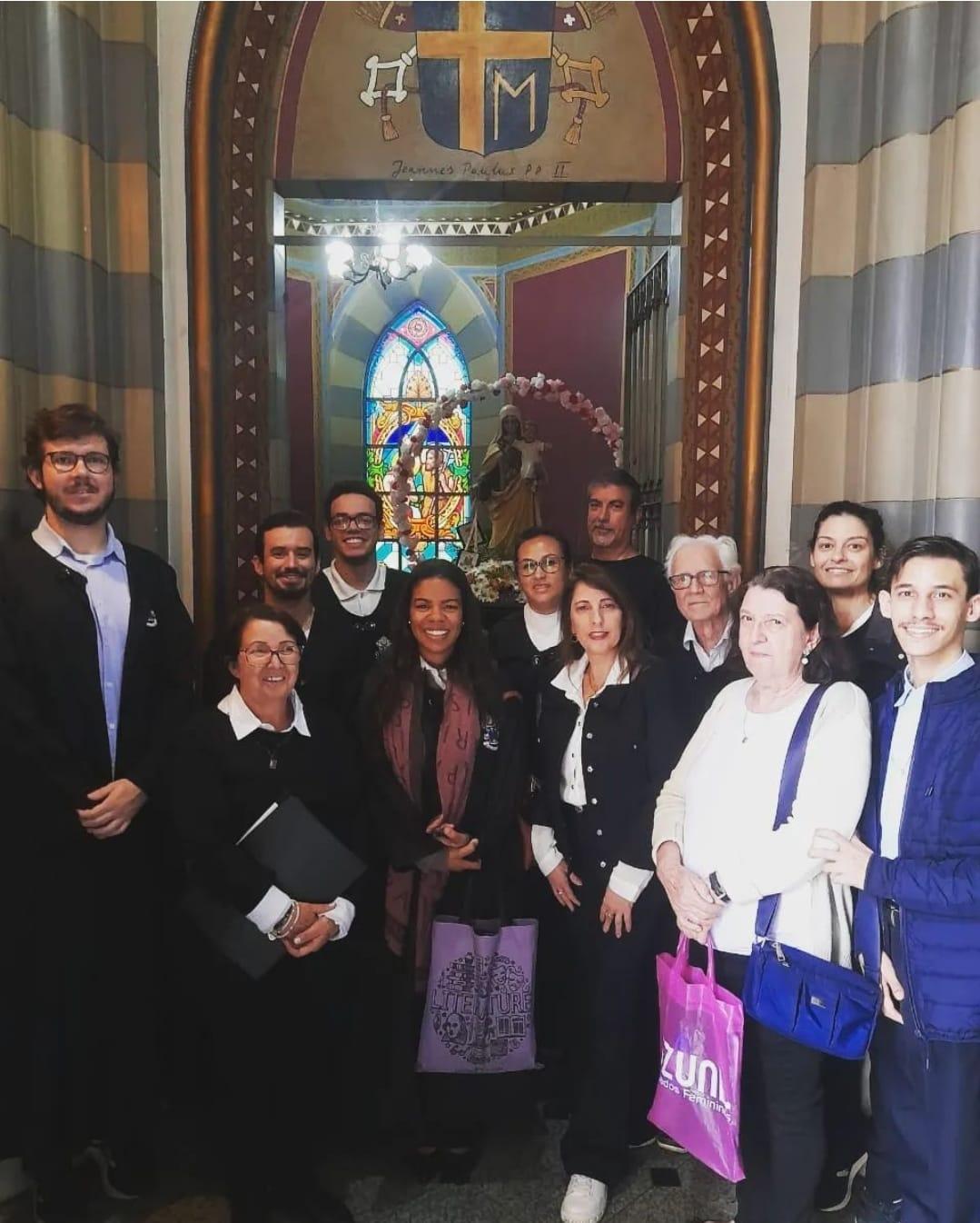 Integrantes do coro da Basílica Nossa Senhora do Carmo (Reprodução/ Facebook)