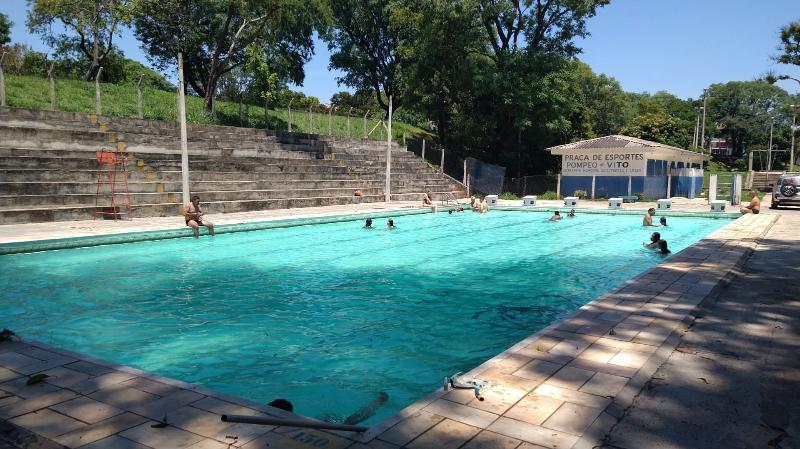 Uma das piscinas municipais fica na Praça de Esportes Pompeo de Vitto, no Jardim Nova Europa (Divulgação)