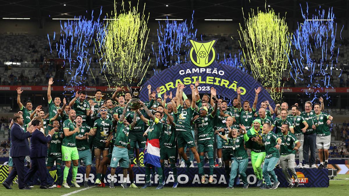Palmeiras levantando a taça do Brasileirão (Divulgação/ Palmeiras)