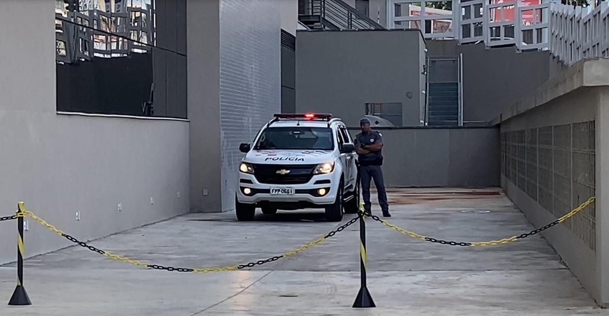 Viatura da Polícia Militar permaneceu estacionada na saída do hospital aguardando a liberação da psicóloga para cumprir a ordem de prisão em flagrante determinada pela Justiça (Divulgação)