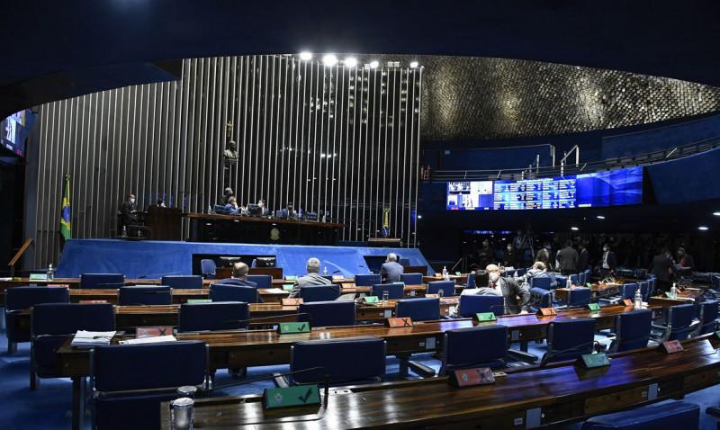 Plenário do Senado Federal durante sessão deliberativa extraordinária semipresencial destinada a votar a PEC 23/2021, chamada de PEC dos Precatórios. A proposta estabelece o novo regime de pagamentos de precatórios, modifica normas relativas ao Novo Regime Fiscal e autoriza o parcelamento de débitos previdenciários. Ainda na pauta, a Medida Provisória 1.061/2021 que cria o Programa Auxílio Brasil e o Programa Alimenta Brasil. 

Mesa: 
senador Roberto Rocha (PSDB-MA); 
senador Randolfe Rodrigues (Rede-AP); 
vice-presidente do Senado Federal, senador Veneziano Vital do Rêgo (MDB-PB); 
senador Eduardo Girão (Podemos-CE); 
secretário-geral da Mesa do Senado Federal, Gustavo A. Sabóia Vieira. 

Foto: Roque de Sá/Agência Senado (Roque de Sá)