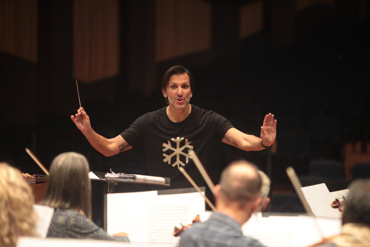 O maestro Carlos Prazeres, carioca de 49 anos, conduz um ensaio oficial da Orquestra Sinfônica de Campinas (Rodrigo Zanotto)